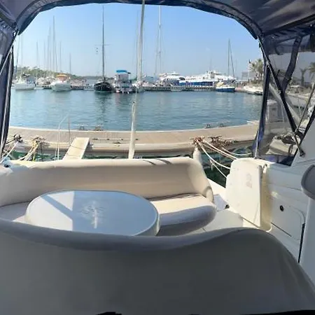 Bateaux A Quai Porquerolles Hyeres